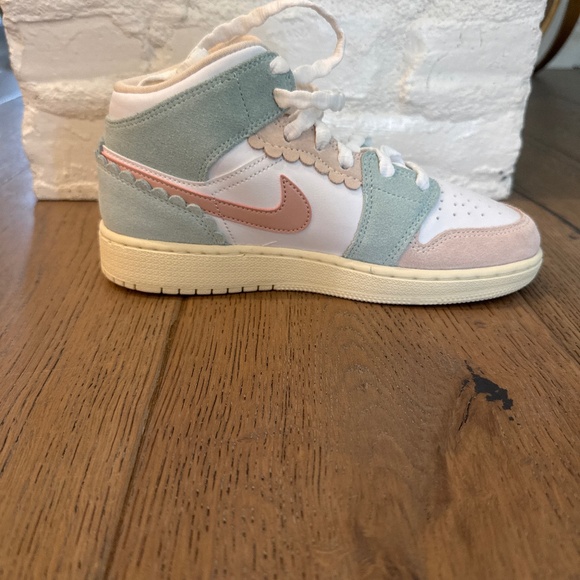 Nike Air Jordan Other - Girls Air Jordan 1 Mid SE (GS)